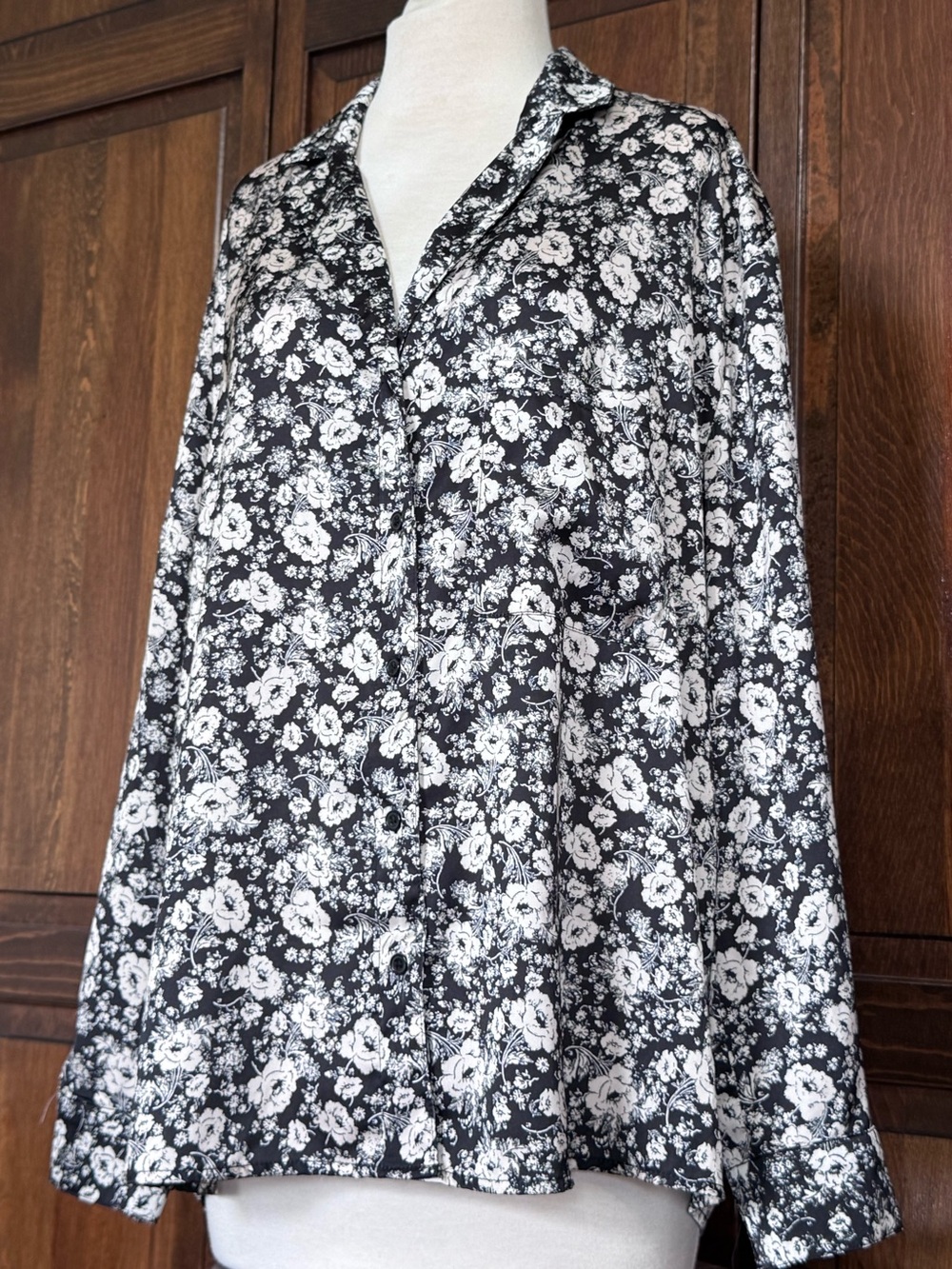 Self Esteem Monochrome Satin Liquid Drape Floral Button Up Shirt XL